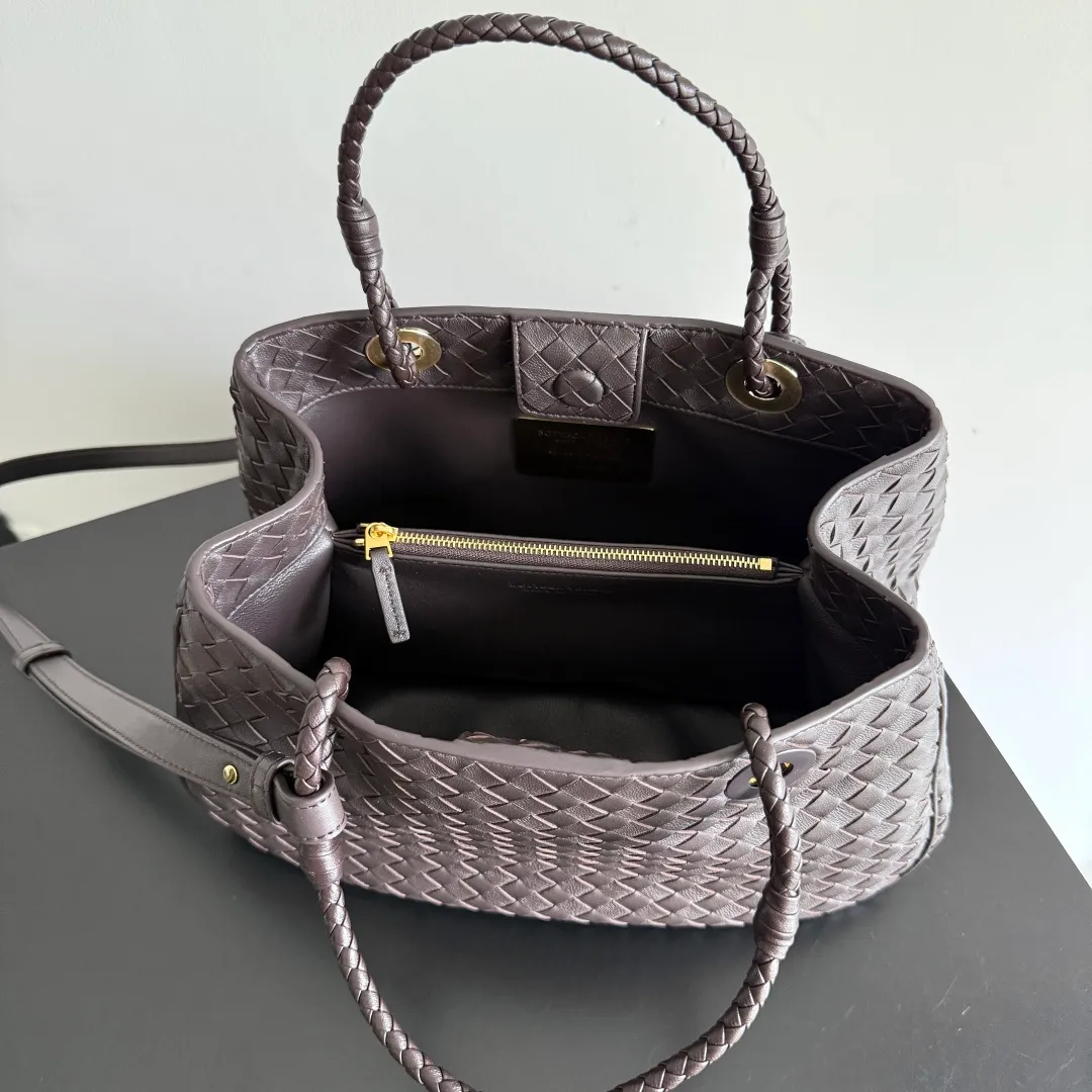 Batch 2200 Bottega Veneta Basket new woven handbag. The classic tote bag style has its own elegant and elegant temperament. It does not feel out of place whether it is commuting or casual outings. It is suitable for various occasions! The design of the woven handle is the finishing touch. The hand-woven texture is delicate and rich in texture. It is not only beautiful, but also extremely comfortable to hold. It looks low-key when held in the hand, but in fact it exudes luxurious charm. Iconic weaving process, each weave is tight and even, showing BV's exquisite production technology. The metal ring decoration is perfectly connected with the bag body, adding a sense of modernity and sophistication to the whole. Moreover, the lines of the bag body are smooth and natural, and the curvature is ergonomic. It can be perfectly adapted whether it is carried on the shoulder or carried in the hand, showing an elegant posture. Style number: 836261 Size: 31*18.5*16cm